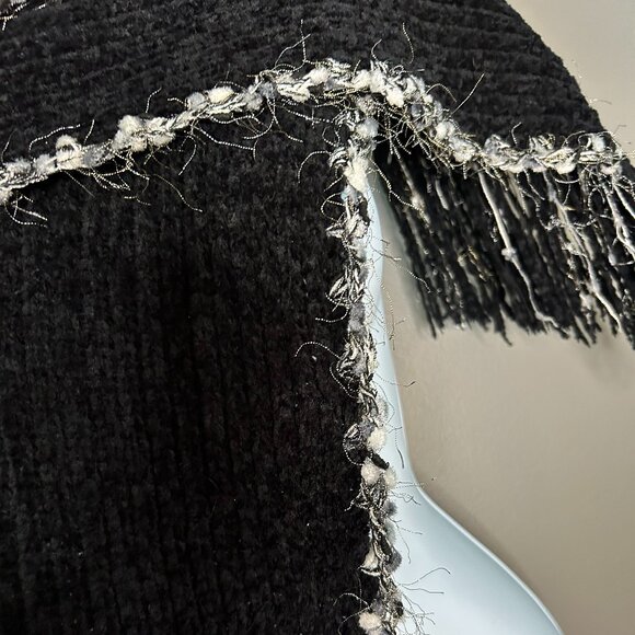 Stand-out black hat, scarf, & gloves - Picture 4 of 9